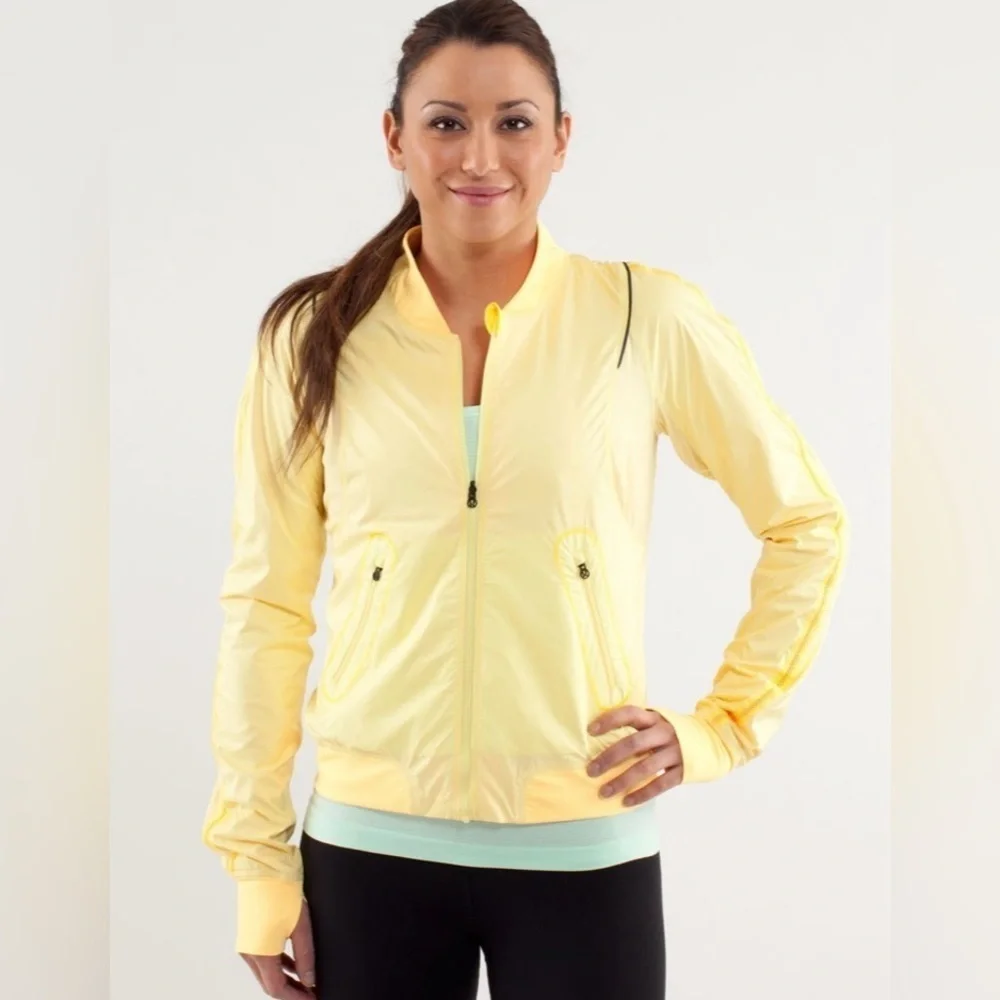 Lululemon Run: Two To Make It True Jacket in Mellow Lemon / Burning Yellow